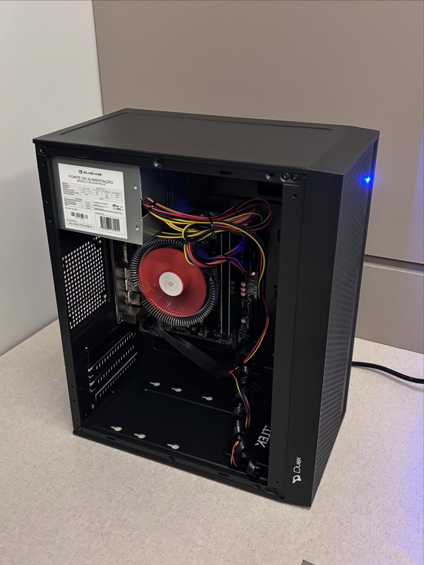 Computador em montagem na bancada da Billa